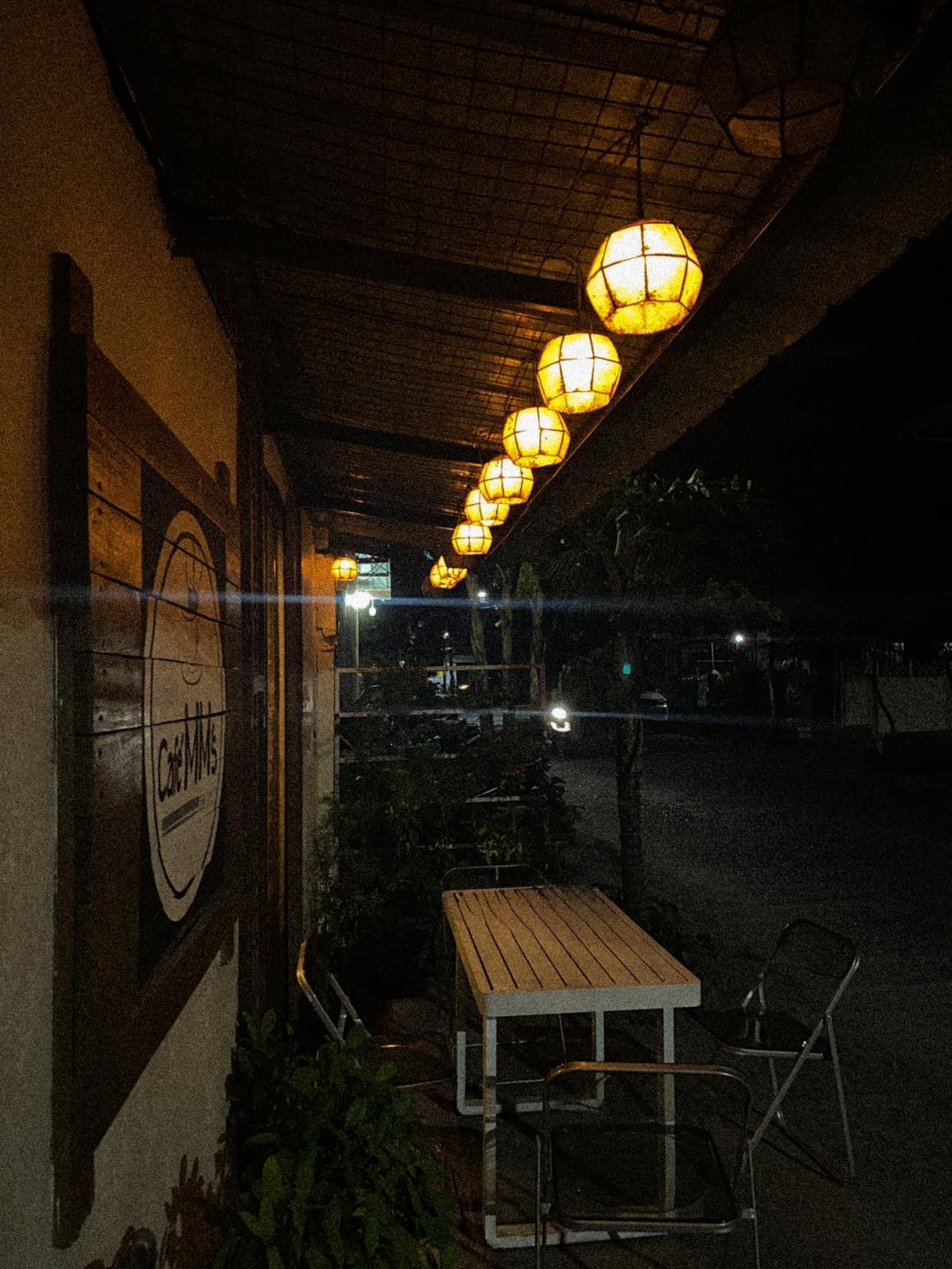 Cafe MM'S Café — counter and seating